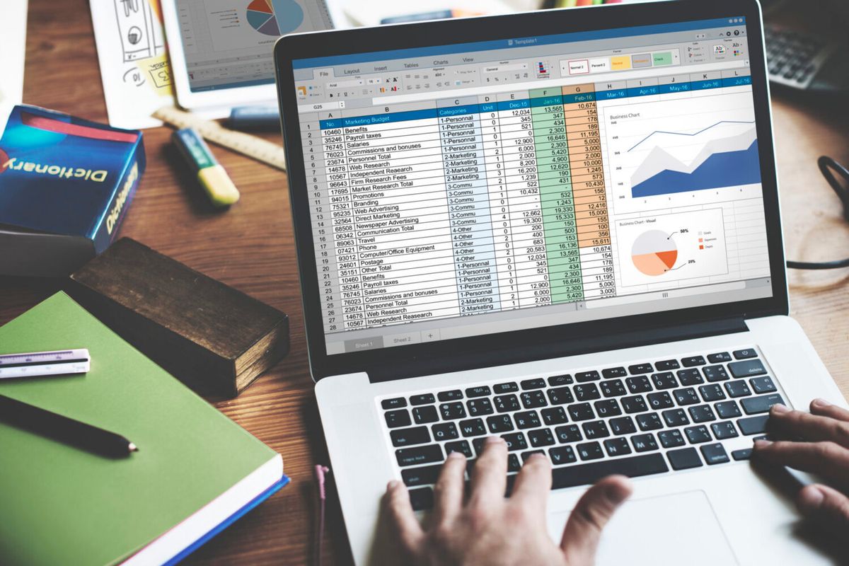 Laptop mit Excel-Tabelle