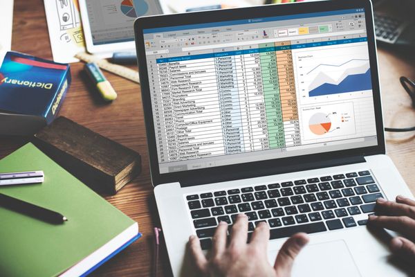 Laptop mit Excel-Tabelle