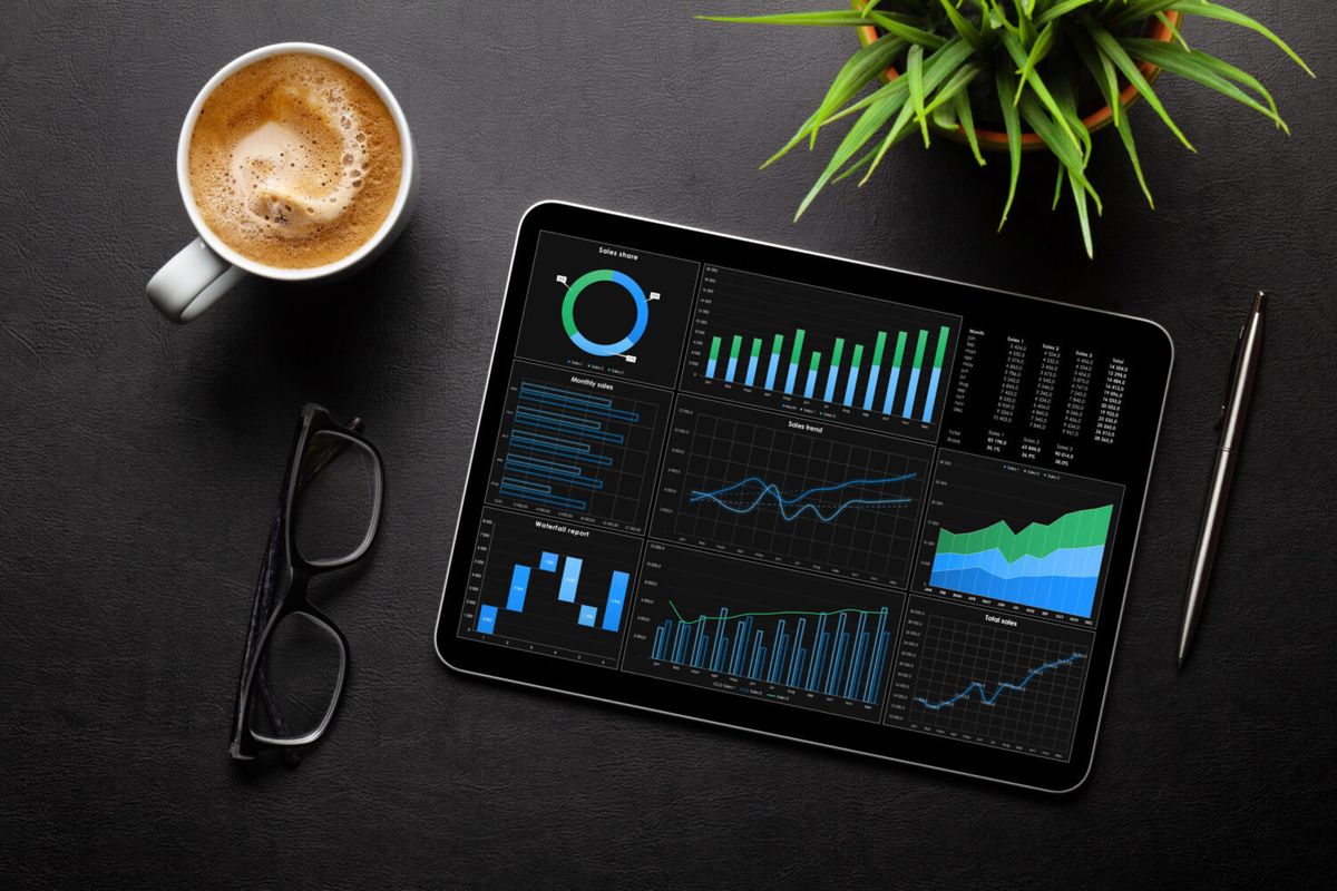 Tablet mit Business-Charts und Kaffee